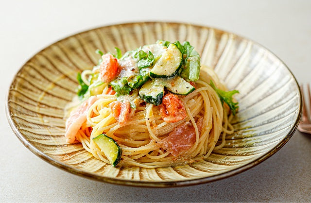 生ハムとバジルの玉葱ドレッシングの冷静パスタ
