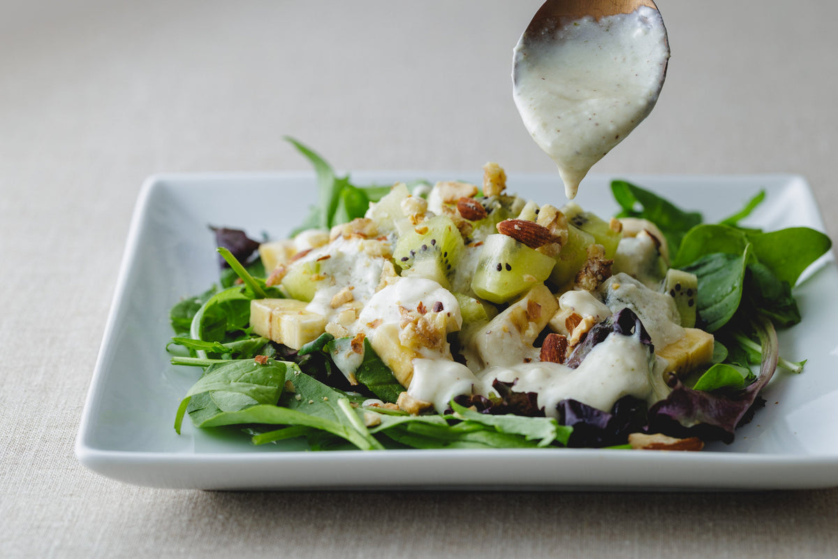 キウイとバナナとベビーリーフのヨーグルトサラダ