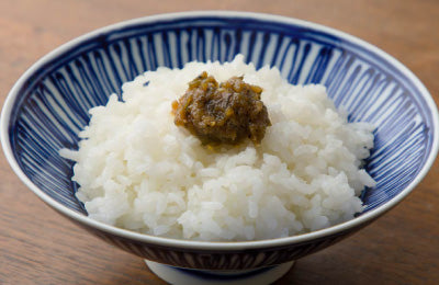 ご飯にのせて食べるごぼうと紫蘇の南蛮味噌