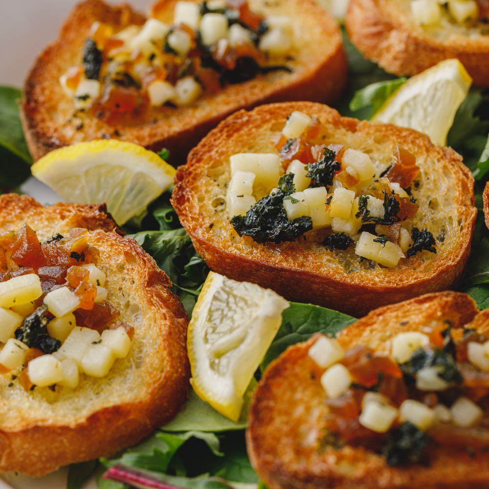 奈良漬けとチーズとケールのカナッペ